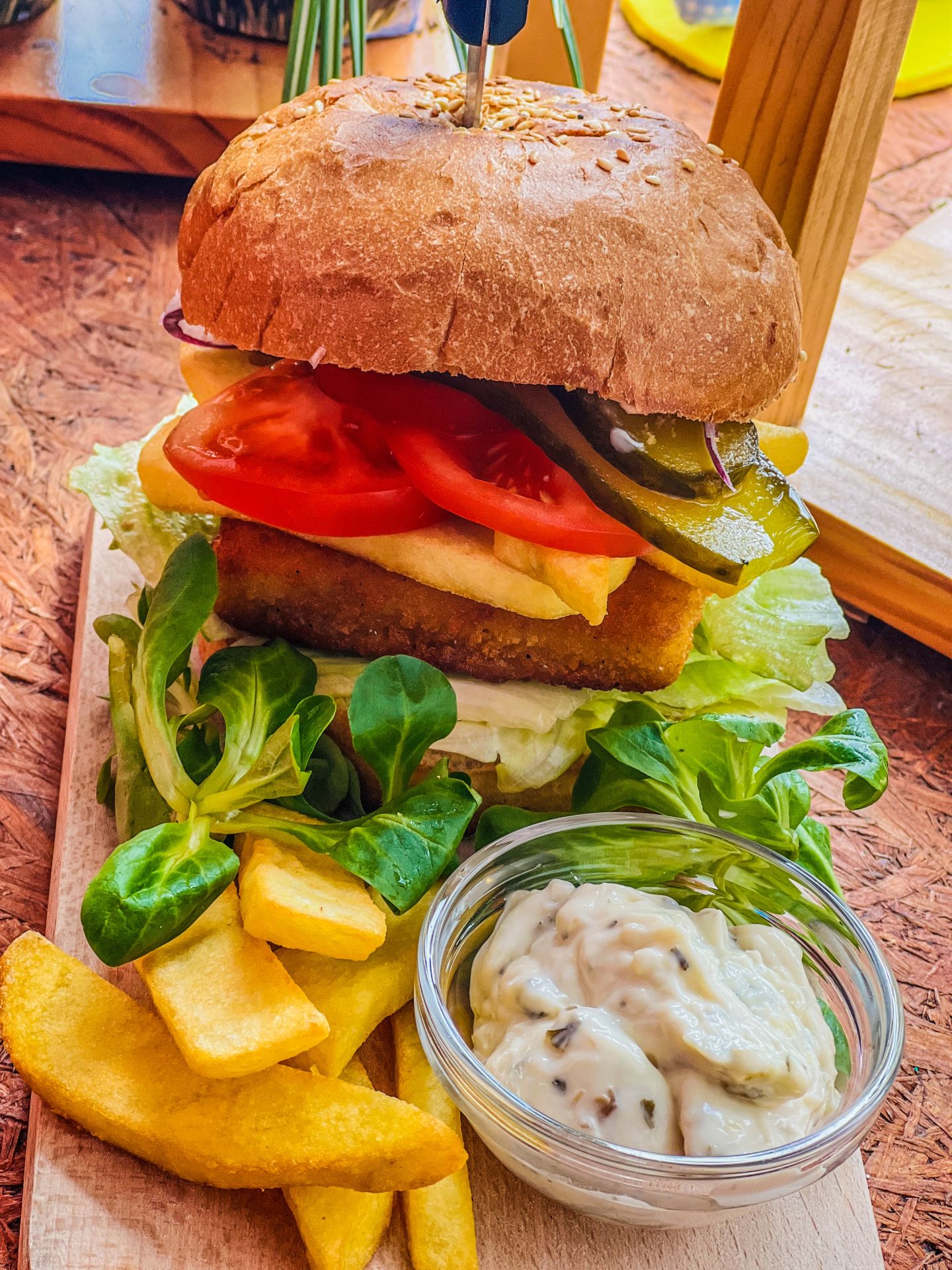 Ambrozja Pizzeria and Kebab - Nowy Wisnicz - Burger zestaw z frytkami salatka i sosem